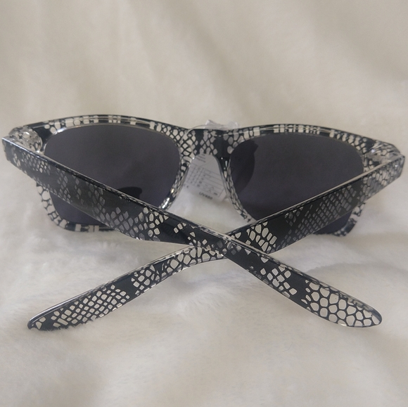 Retro UV 400 Snakeskin Print Sunglasses Black - Picture 3 of 8